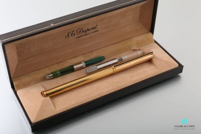 null ST Dupont, un stylo encre en plaqué or, la plume en or 750 millièmes, numéroté...