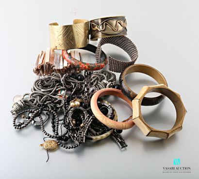 null Un lot de bijoux fantaisie : bracelets manchettes, colliers, broche oiseau argent...