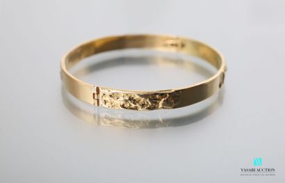 null Bracelet jonc flat opening in yellow gold 750 thousandths, smooth and hammered...