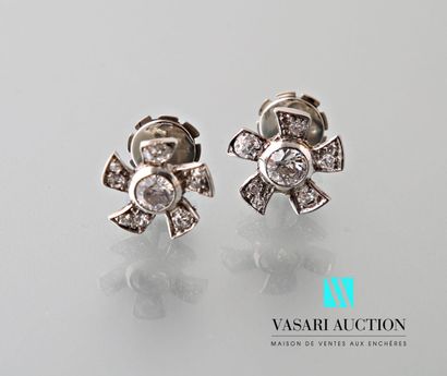 null Pair of earrings in white gold 750 thousandths in the form of stylized flowers...