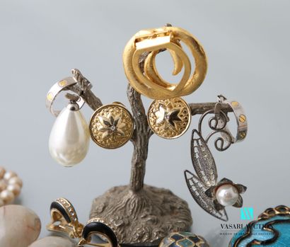 null Un ensemble de bijoux fantaisie du XXème siècle : dix huit paires de clips d'oreilles,...