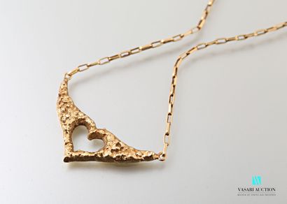 null Necklace in yellow gold 750 thousandths with central motive of an openwork heart,...