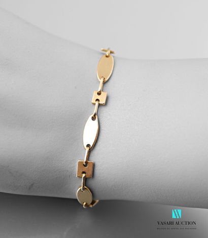 null Bracelet in yellow gold 750 thousandths mesh oval and square plates alternated...