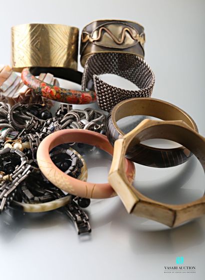 null Un lot de bijoux fantaisie : bracelets manchettes, colliers, broche oiseau argent...