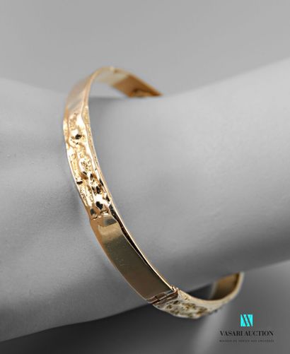 null Bracelet jonc flat opening in yellow gold 750 thousandths, smooth and hammered...