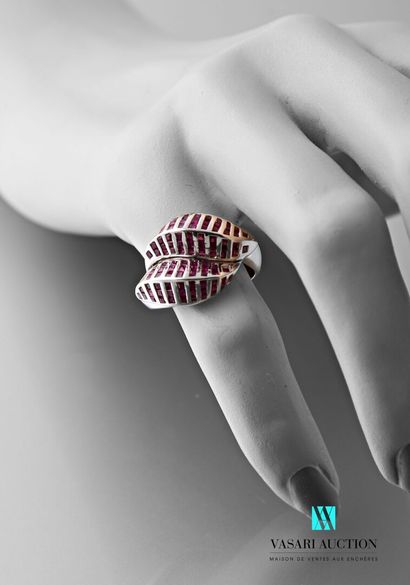 null Crossed ring in white gold 750 thousandth, stylized leaves set with calibrated...