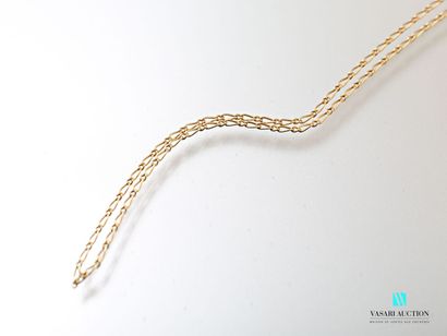 null Chain in yellow gold 750 thousandths alternated mesh 3,6 g. Length 44 cm.