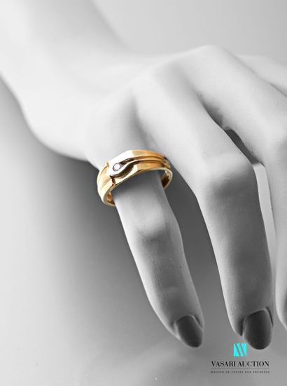 null Ring in yellow gold 585 thousandths with pattern godronné and nets set with...