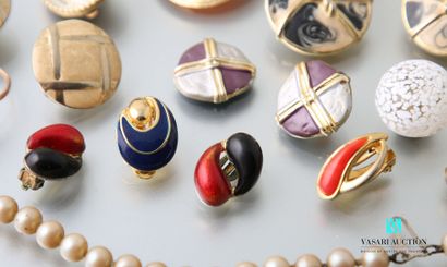 null Un ensemble de bijoux fantaisie du XXème siècle : dix huit paires de clips d'oreilles,...