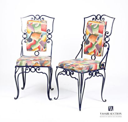 null Pair of chairs in blue lacquered metal, the backrest decorated with scrolls...