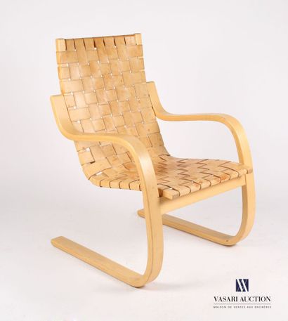 null ALVAR AALTO (1898-1976) - ARTEK 2005
Armchair in bent wood, the seat decorated...