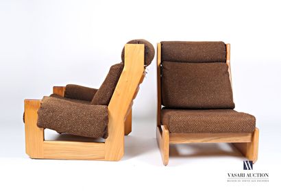 null MAISON REGAIN
Deux fauteuils en bois, le dossier incliné à barrettes présente...