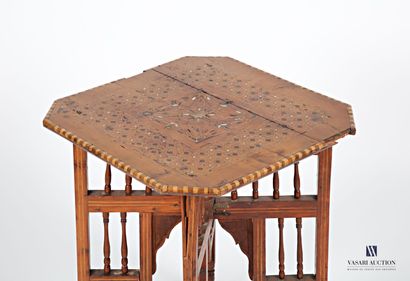null Side table in natural wood and inlays of wood and mother-of-pearl, the octagonal...