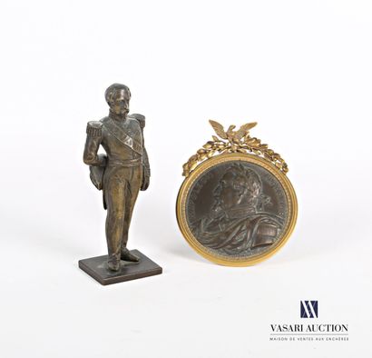 null Set including a bronze stautette representing a general of the Empire 13 cm...