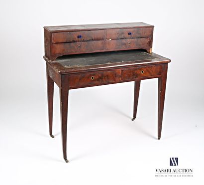 null Mahogany veneer desk, the top supports a tier decorated with four drawers, it...