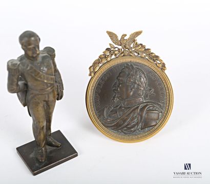 null Set including a bronze stautette representing a general of the Empire 13 cm...