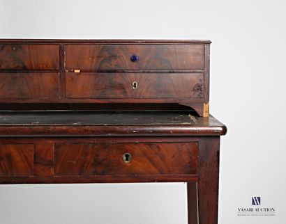 null Mahogany veneer desk, the top supports a tier decorated with four drawers, it...