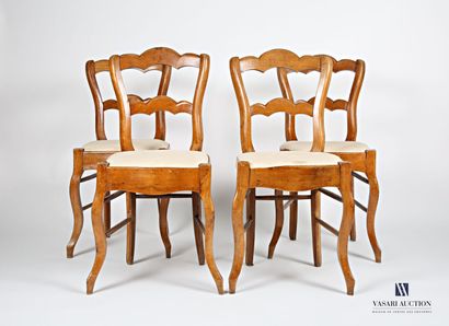 null Suite de quatre chaises en bois naturel, le dossier trilobés présente en son...