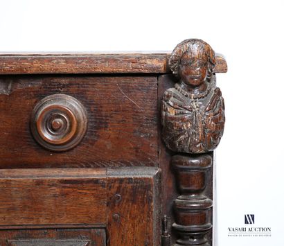 null Molded and carved wood chest, it opens with a lid and two leaves with diamond...
