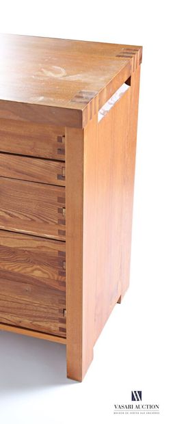 null CHAPO Pierre (1927-1987)
Elm chest of drawers opening to five drawers in front,...