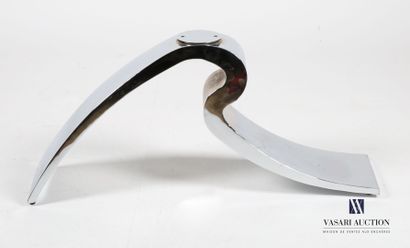 null Pair of polished aluminum legs in the form of stylized wave, it has two entries...