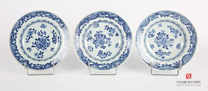 null CHINE
Trois assiettes creuses en porcelaine blanc/bleu à décor de jetées de...