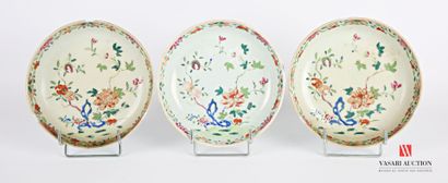 null CHINA - Compagnie des Indes
Three soup plates in white porcelain with a polychrome...