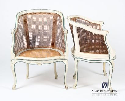 null Deux fauteuils en bois naturel mouluré, sculpté, laqué blanc et rechampi vert,...