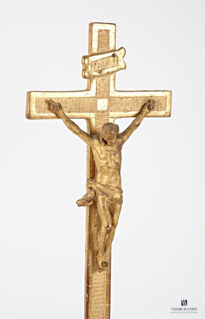 null Christ en bois sculpté et doré, la croix à décor de guilloché repose sur un...
