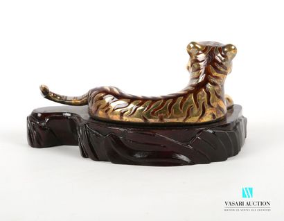 null CHINE
Sujet en vermeil et émaux figurant un tigre couché sur un socle en bois....