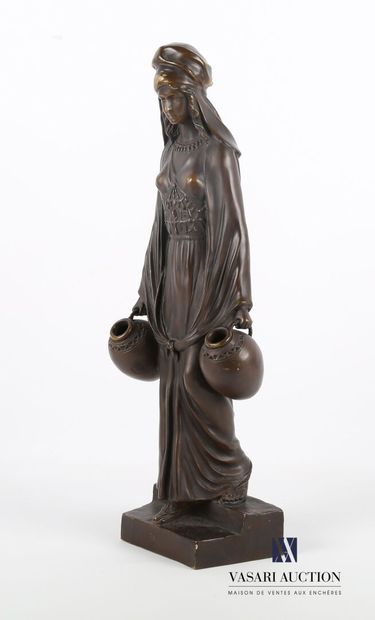 null ALONZO Dominique (act 1910-1930)
The water carrier
Bronze with brown patina
Signed...