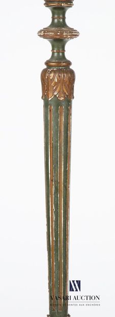 null Floor lamp in molded wood, carved, green lacquered and gilded, it rests on a...