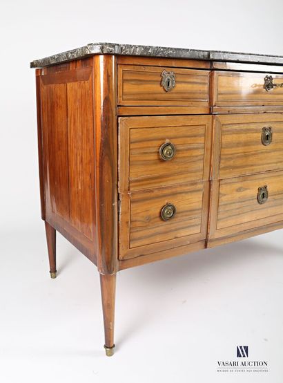 null Chest of drawers with a slight central projection in veneer and veneer of gaiac...