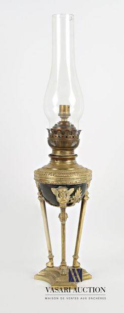 null Oil lamp in bronze mounted with electricity, the tripod shaft ending in a lion's...