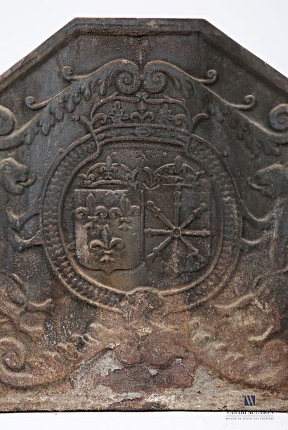 null Cast iron fireback decorated with a coat of arms in the center, one decorated...