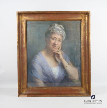 null MARTELLIERE Laure (1886-?)
Portrait de femme mûre à l'émeraude
Pastel
Signé...