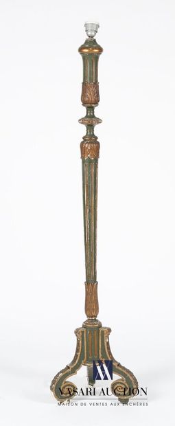 null Floor lamp in molded wood, carved, green lacquered and gilded, it rests on a...