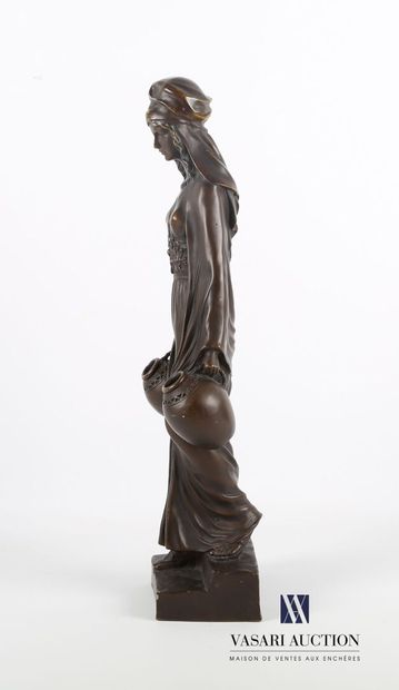 null ALONZO Dominique (act 1910-1930)
The water carrier
Bronze with brown patina
Signed...