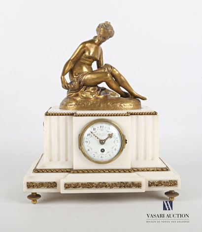 null Clock of form borne out of white marble decorated with grooves finished by a...