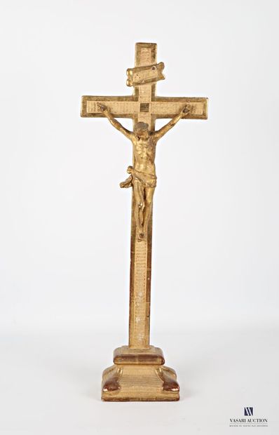 null Christ en bois sculpté et doré, la croix à décor de guilloché repose sur un...