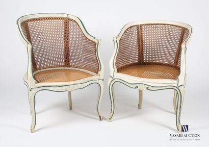 null Deux fauteuils en bois naturel mouluré, sculpté, laqué blanc et rechampi vert,...