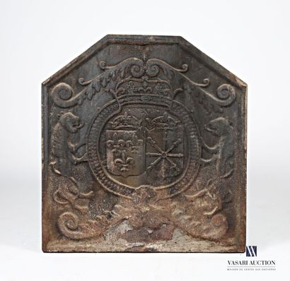 null Cast iron fireback decorated with a coat of arms in the center, one decorated...