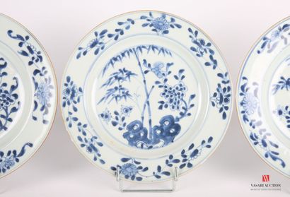 null CHINE - Compagnie des Indes
Trois assiettes en porcelaine blanc bleu à décor...