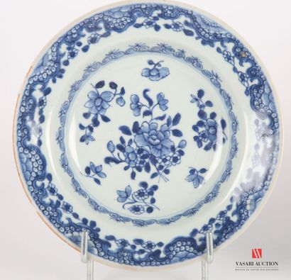 null CHINA
Three soup plates in white/blue porcelain decorated with flower throws...