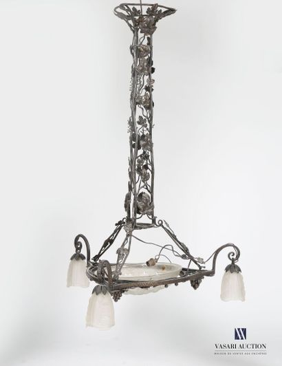 null NOVERDY
Chandelier in forged, the openwork shaft decorated with leaves and scrolls...