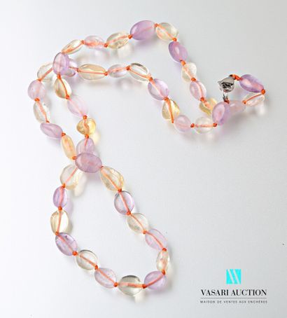 null Necklace in pebbles of ametrine, the clasp snap hook in metal
Length : 44,5...