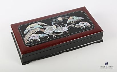 null Rectangular box in black and burgundy red lacquer, the lid with burgundy decoration...