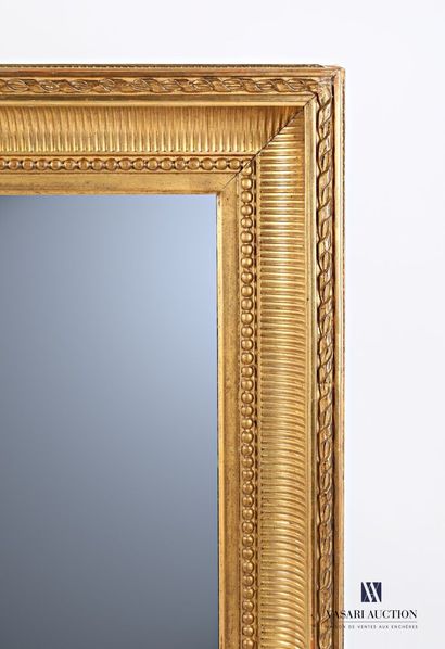 null Rectangular mirror in molded and carved wood, it is set in a fluted frame hemmed...