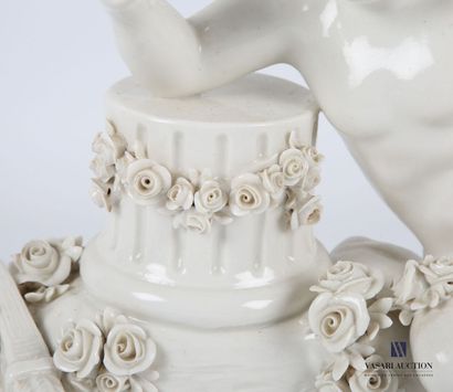 null CAPO DI MONTE
Love holding a torch and a garland of flowers
Porcelain group...