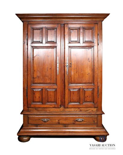 null Cabinet in natural wood with molding, it opens in front of the upper part by...